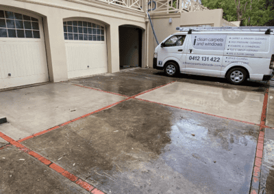 cleaning outdoor paver grey, pressure cleaning in progress, light grey contrast to dirty driveway